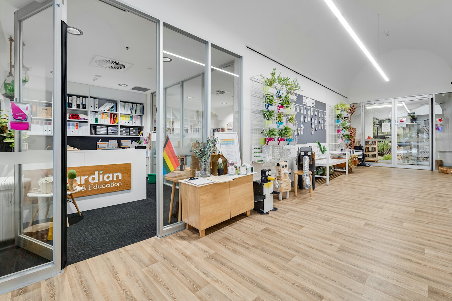 Çocuk bakım tesisinin içinde ahşap detaylı modern resepsiyon bankosu.